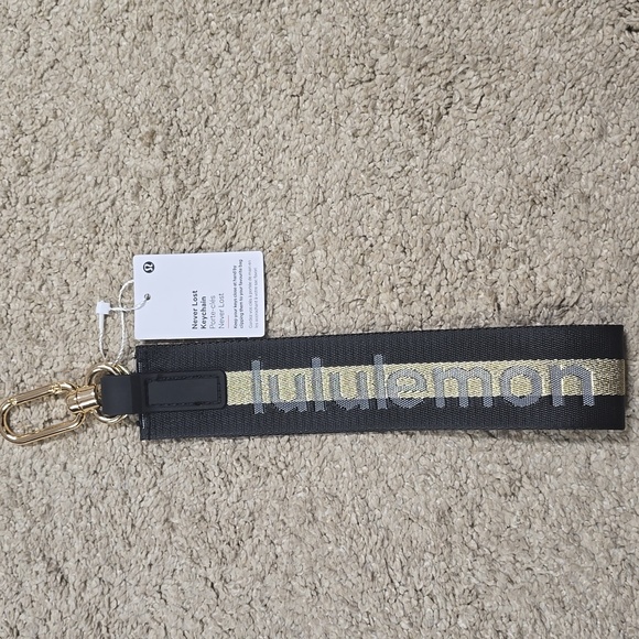 Lululemon Gold/Black Never Lost Keychain - Picture 6 of 6